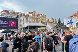 Ruce pryč od médií, skandují tisíce lidí na shromáždění v Praze - Novinky